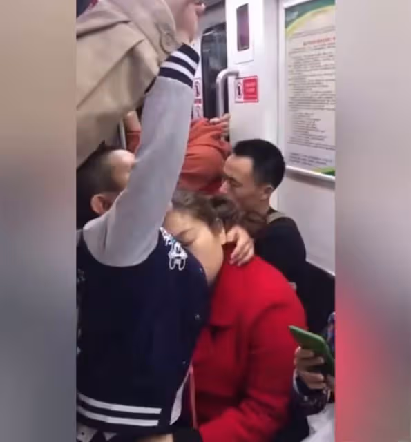 小男子漢超暖心!媽媽太累睡著了,後面的舉動真的很有愛