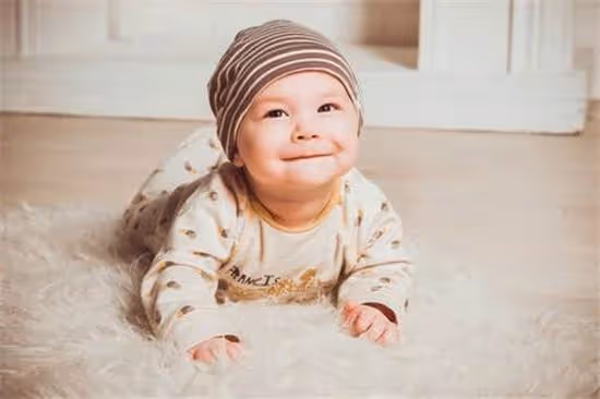 哥哥哄著弟弟一起睡覺,媽媽掀開被子看到這畫面,內心瞬間不平靜了