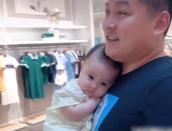 奶爸「小鳥依人」式抱娃姿勢火了!網友:這是我見過最豪華的「移動軟臥」了。