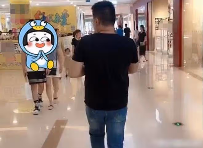 奶爸「小鳥依人」式抱娃姿勢火了!網友:這是我見過最豪華的「移動軟臥」了。