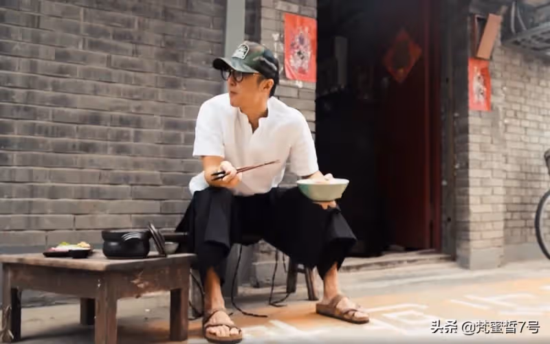 已經分手？42歲謝霆鋒踩涼拖「獨自蹲街頭吃面」打扮隨性「不見王菲身影」被曝：久沒互動了