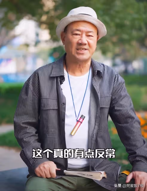 已經分手？42歲謝霆鋒踩涼拖「獨自蹲街頭吃面」打扮隨性「不見王菲身影」被曝：久沒互動了