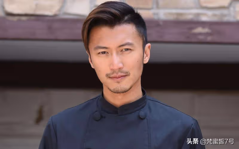 已經分手？42歲謝霆鋒踩涼拖「獨自蹲街頭吃面」打扮隨性「不見王菲身影」被曝：久沒互動了