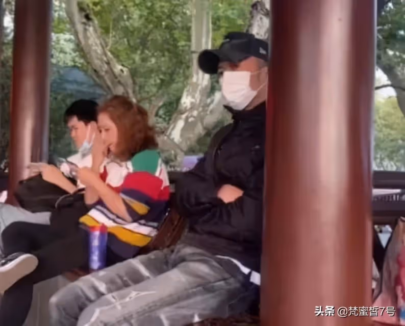 已經分手?42歲謝霆鋒踩涼拖「獨自蹲街頭吃面」打扮隨性「不見王菲身影」被曝:久沒互動了