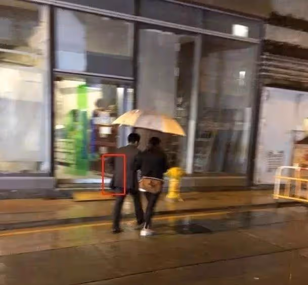 郭晶晶下雨天接老公下班,霍啟剛「接下來的舉動」惹網友怒贊:這才是真正豪門!