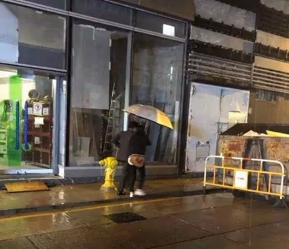 郭晶晶下雨天接老公下班,霍啟剛「接下來的舉動」惹網友怒贊:這才是真正豪門!