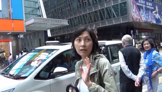 郭藹明真看不出有55歲了,穿抹茶綠外套配白T恤,素顏狀態超能抗, 網友:氣質超好年紀越大越耐看