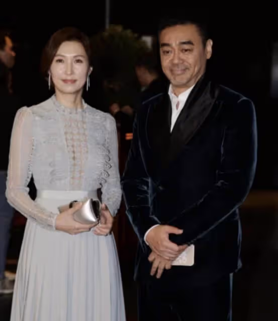 郭藹明真看不出有55歲了,穿抹茶綠外套配白T恤,素顏狀態超能抗, 網友:氣質超好年紀越大越耐看