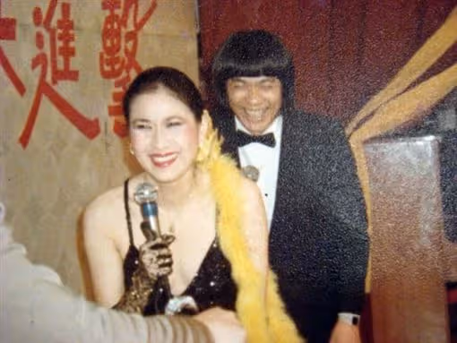 48年前舊照曝光!向娃「早期到歌廳討生活」巧遇貴人 曬「清純側臉美照」對比66歲現況:一樣美❤️