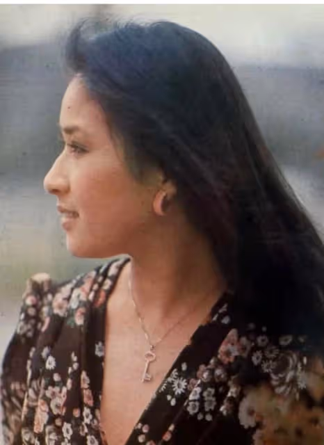 48年前舊照曝光!向娃「早期到歌廳討生活」巧遇貴人 曬「清純側臉美照」對比66歲現況:一樣美❤️
