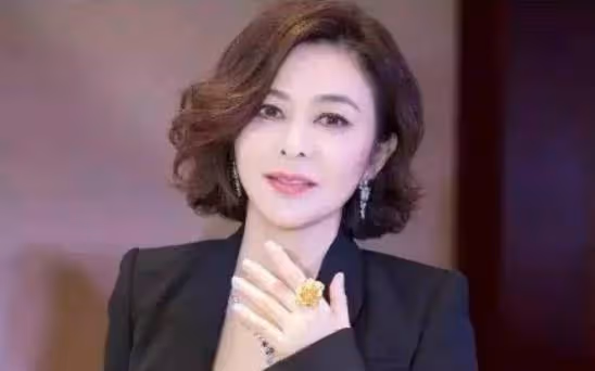 2婚2離,她是無數人心中的女神,經歷2次婚姻無兒無女,58歲住1.5億豪宅在家健身與狗為伴:退休生活很瀟灑