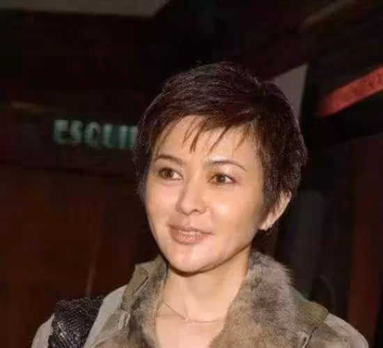 2婚2離,她是無數人心中的女神,經歷2次婚姻無兒無女,58歲住1.5億豪宅在家健身與狗為伴:退休生活很瀟灑