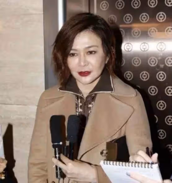 2婚2離,她是無數人心中的女神,經歷2次婚姻無兒無女,58歲住1.5億豪宅在家健身與狗為伴:退休生活很瀟灑