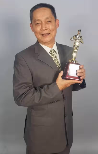 鄭平君熬30年「老薑首封影帝」和兒子簽同經紀公司「父子演差20歲兄弟」他讚:青出於藍更勝於藍