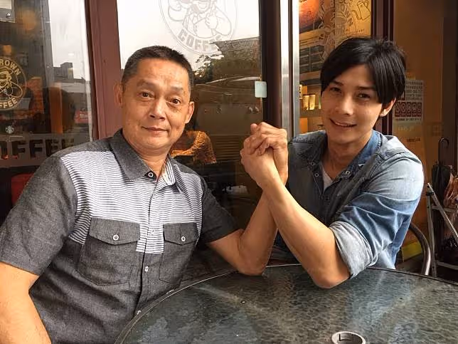 鄭平君熬30年「老薑首封影帝」和兒子簽同經紀公司「父子演差20歲兄弟」他讚:青出於藍更勝於藍