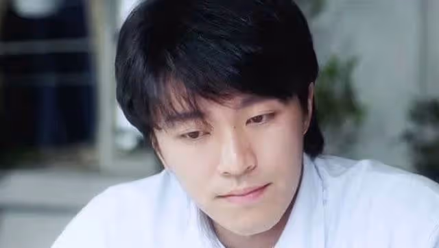 1996年《大話西遊》票房慘敗後,周星馳自立門戶拍出了《食神》,拍攝時愁得一夜白頭