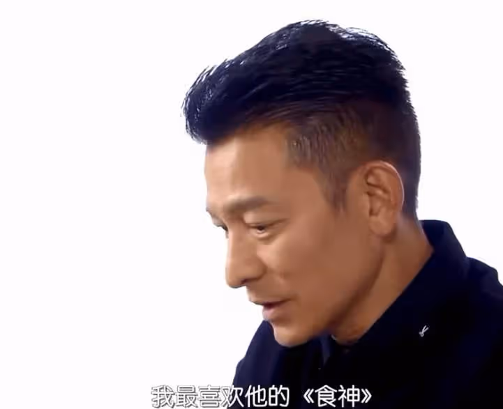 1996年《大話西遊》票房慘敗後,周星馳自立門戶拍出了《食神》,拍攝時愁得一夜白頭