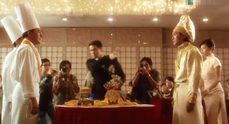 1996年《大話西遊》票房慘敗後,周星馳自立門戶拍出了《食神》,拍攝時愁得一夜白頭