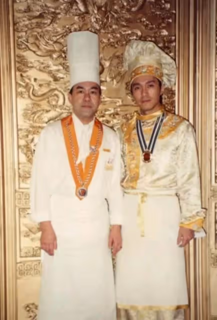 1996年《大話西遊》票房慘敗後,周星馳自立門戶拍出了《食神》,拍攝時愁得一夜白頭