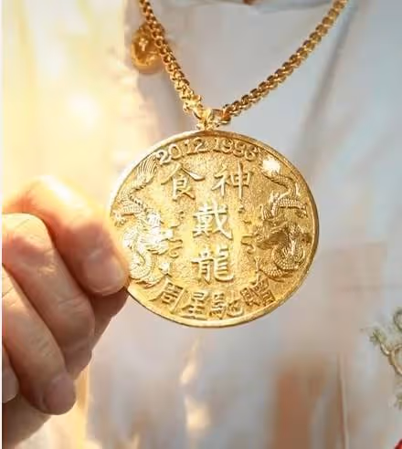 1996年《大話西遊》票房慘敗後,周星馳自立門戶拍出了《食神》,拍攝時愁得一夜白頭