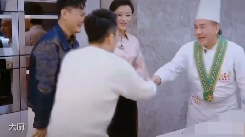 1996年《大話西遊》票房慘敗後,周星馳自立門戶拍出了《食神》,拍攝時愁得一夜白頭
