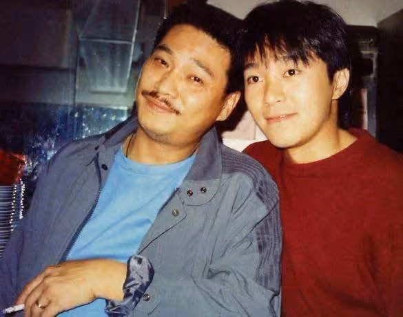1996年《大話西遊》票房慘敗後,周星馳自立門戶拍出了《食神》,拍攝時愁得一夜白頭