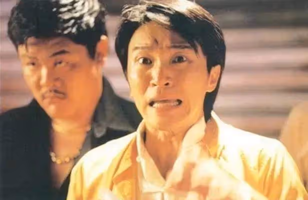 1996年《大話西遊》票房慘敗後,周星馳自立門戶拍出了《食神》,拍攝時愁得一夜白頭