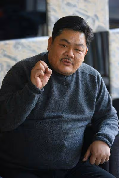 1996年《大話西遊》票房慘敗後,周星馳自立門戶拍出了《食神》,拍攝時愁得一夜白頭
