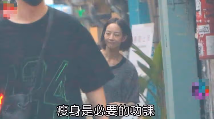 張鈞甯素顏現身被拍太嚇人,臉色蠟黃雙眼無神,大長腿撐不滿褲管, 瘦成皮包骨,網:臉還沒有脖子寬