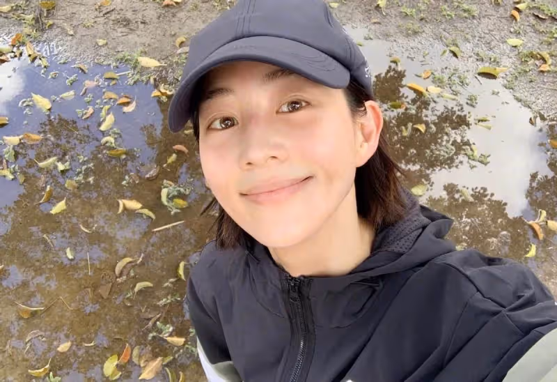 張鈞甯素顏現身被拍太嚇人,臉色蠟黃雙眼無神,大長腿撐不滿褲管, 瘦成皮包骨,網:臉還沒有脖子寬