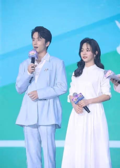 30歲譚松韻不裝少女也很美，一襲白色襯衫裙清新養眼，簡單美超贊_長度_款式_身材