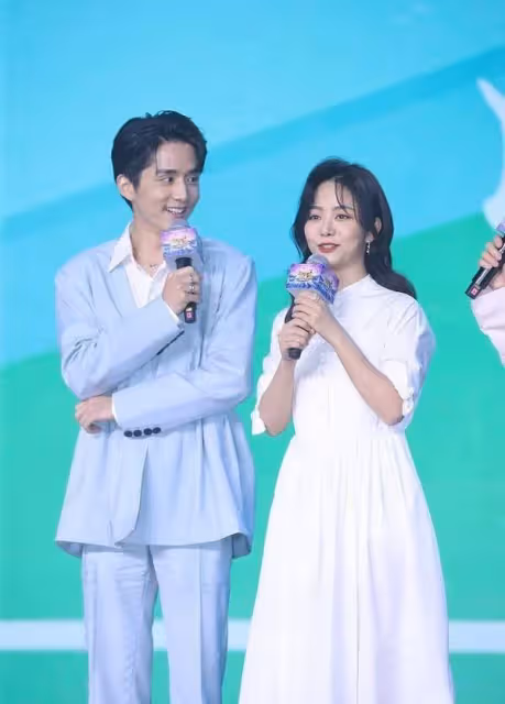 30歲譚松韻不裝少女也很美，一襲白色襯衫裙清新養眼，簡單美超贊_長度_款式_身材