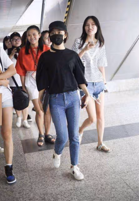 譚松韻在街上被認出，被觀眾大喊「李尖尖」，譚松韻的反應很搞笑_劇中_賀子_電視劇