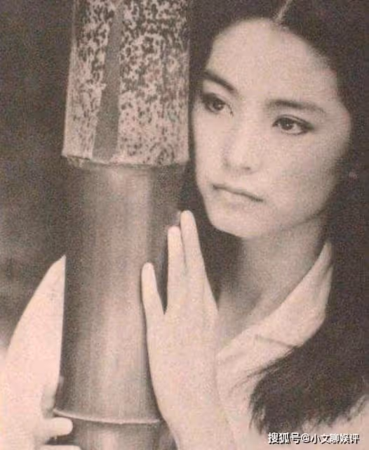 林青霞年輕時有多美？看了林青霞年輕時的舊照，網友直呼：愛了