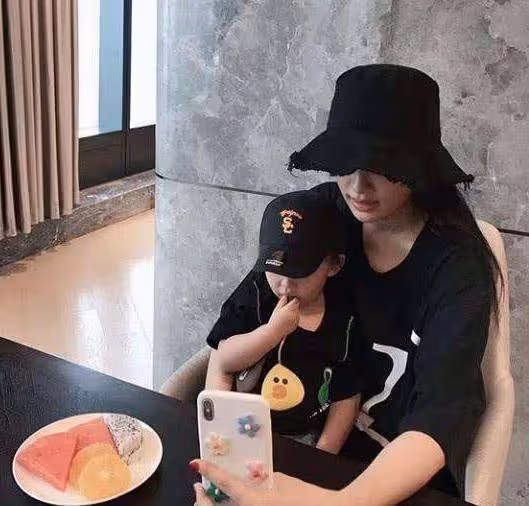 因為長得漂亮，被經紀人介紹給自己兒子，後來名氣比影帝老公還大