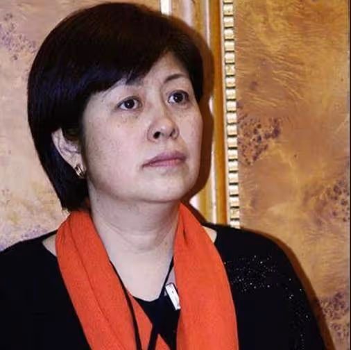 因為長得漂亮，被經紀人介紹給自己兒子，後來名氣比影帝老公還大