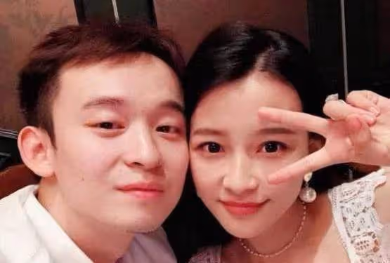 因為長得漂亮，被經紀人介紹給自己兒子，後來名氣比影帝老公還大