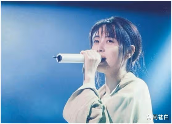 她是「顏值最高」的女歌手, 一首歌火了27年, 如今歌曲已被寫入教科書!