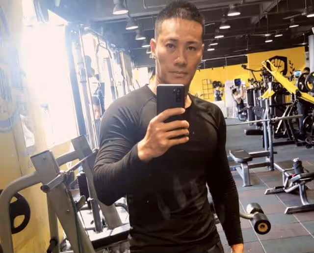 突發!香港知名男星遭陌生男子連砍三刀,送醫緊急手術縫合過百針