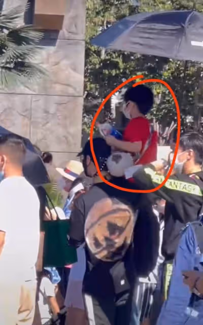黃曉明帶娃被偶遇!肩扛兒子逛環球影城全程陪玩顯耐心,小海綿罕露正臉「濃眉大眼+白皙膚色」超像小正太,網友:明星基因太強大