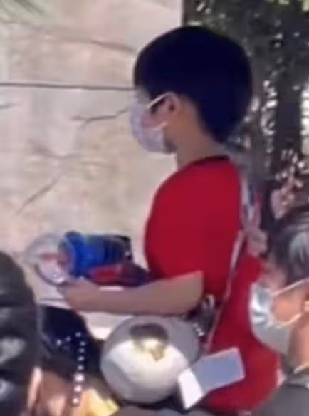 黃曉明帶娃被偶遇!肩扛兒子逛環球影城全程陪玩顯耐心,小海綿罕露正臉「濃眉大眼+白皙膚色」超像小正太,網友:明星基因太強大