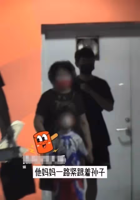 黃曉明帶娃被偶遇!肩扛兒子逛環球影城全程陪玩顯耐心,小海綿罕露正臉「濃眉大眼+白皙膚色」超像小正太,網友:明星基因太強大