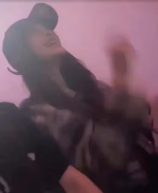 黃曉明帶娃被偶遇!肩扛兒子逛環球影城全程陪玩顯耐心,小海綿罕露正臉「濃眉大眼+白皙膚色」超像小正太,網友:明星基因太強大