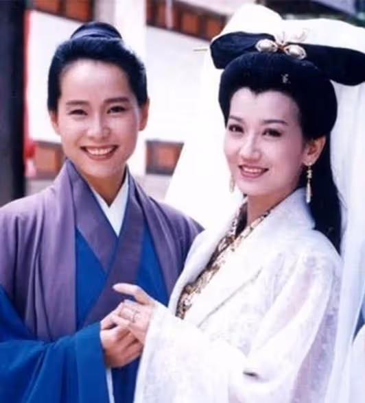 永遠的白娘子!67歲女星「街頭溜滑板」大家不看好 當她一站上去「超大反差」全網看呆