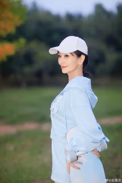 永遠的白娘子!67歲女星「街頭溜滑板」大家不看好 當她一站上去「超大反差」全網看呆