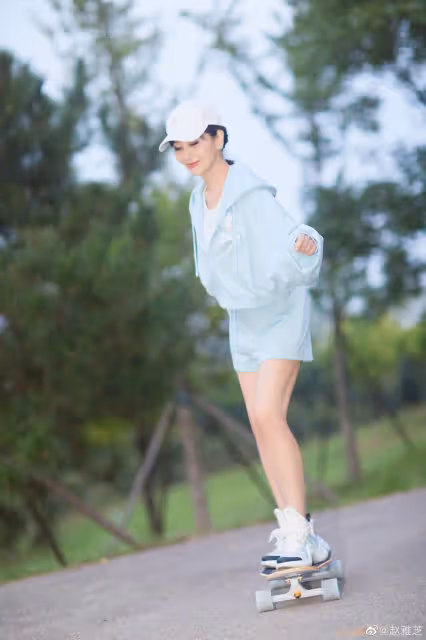 永遠的白娘子!67歲女星「街頭溜滑板」大家不看好 當她一站上去「超大反差」全網看呆