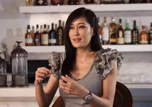 她從保姆逆襲成大明星!卻慘被男友騙4億 賣車賣房還債「52歲現狀曝光 」成大贏家