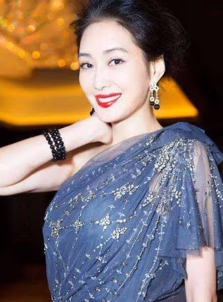 她從保姆逆襲成大明星!卻慘被男友騙4億 賣車賣房還債「52歲現狀曝光 」成大贏家