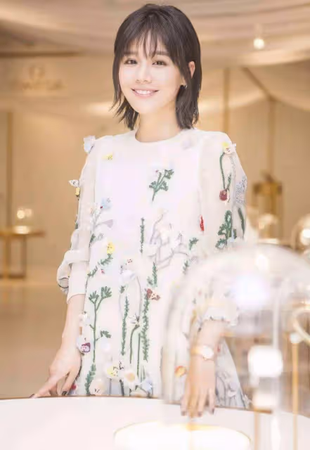 熱巴重回顏值巔峰，剪新劉海變身人間芭比，真是換劉海如換臉嗎？