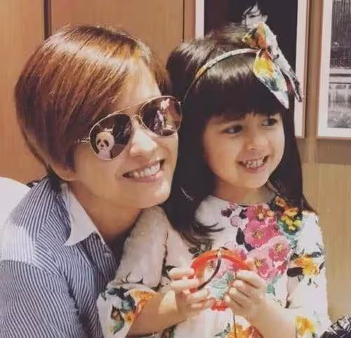 有種「顏值」叫梁詠琪女兒，才5歲混血基因就強大，比媽媽還驚艷